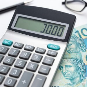 Calculadora mostrando economia com juros baixos em refinanciamento de veículo